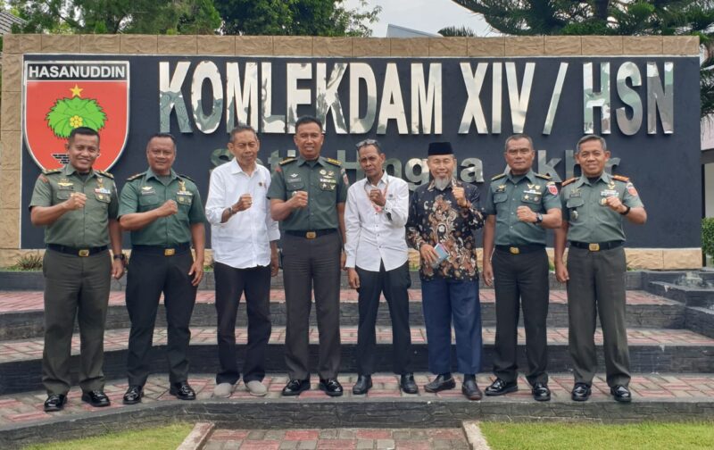 Kepala Hubdam XIV/Hasanuddin Kolonel Cke I Gusti Ngurah. S., S.E berfoto bersama dgn pengurus PWI Sulsel di halaman markas Hubdam XIV Hasanuddin