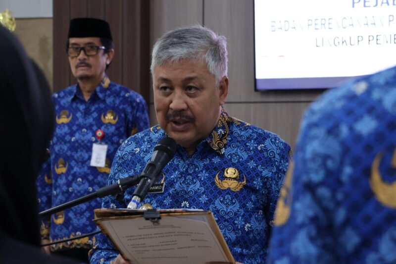 Bupati Pinrang, H. A. Irwan Hamid, S.Sos.,  secara resmi mengambil sumpah dan mengukuhkan Pejabat Pimpinan Tinggi Pratama serta Administrator Bapperida kabupaten Pinrang