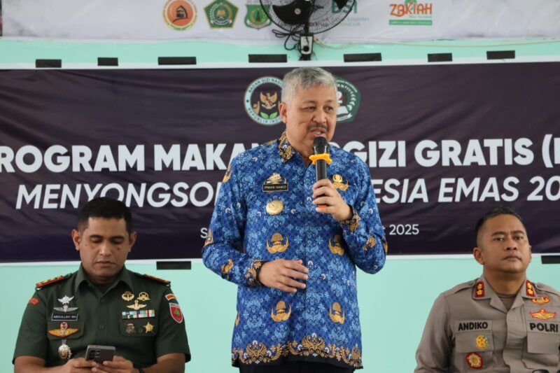 Bupati Pinrang, H. A. Irwan Hamid, S.Sos., Didampingi unsur Forkopimda meninjau langsung pelaksanaan Program Makanan Bergizi Gratis di dua fasilitas pendidikan, yakni SMKN 2 Pinrang dan SMPN 2 Pinrang