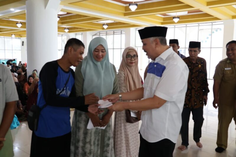 Bupati Pinrang, H.A.Irwan Hamid, S.Sos menyerahkan secara langsung santunan bagi tenaga kebersihan