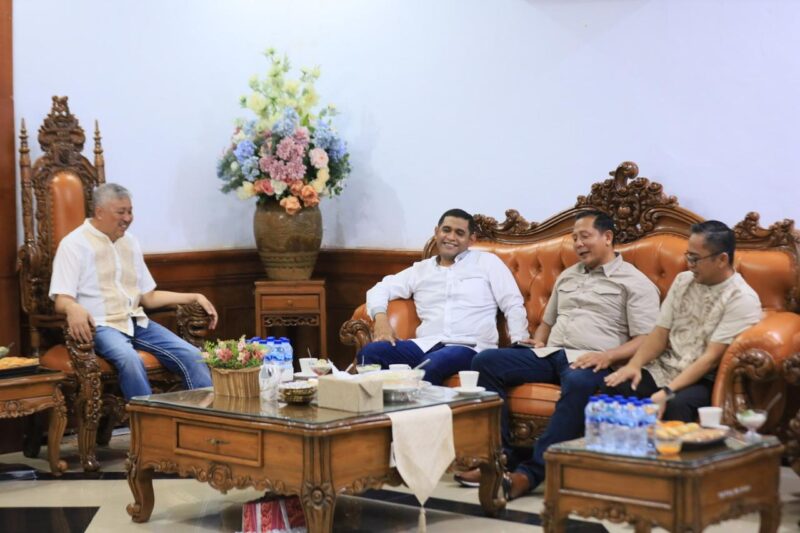 Bupati Pinrang H. A. Irwan Hamid, S.Sos. menggelar kegiatan buka puasa bersama jajaran Forum Koordinasi Pimpinan Daerah (Forkopimda) di Pendopo Rumah Jabatan Bupati Pinrang