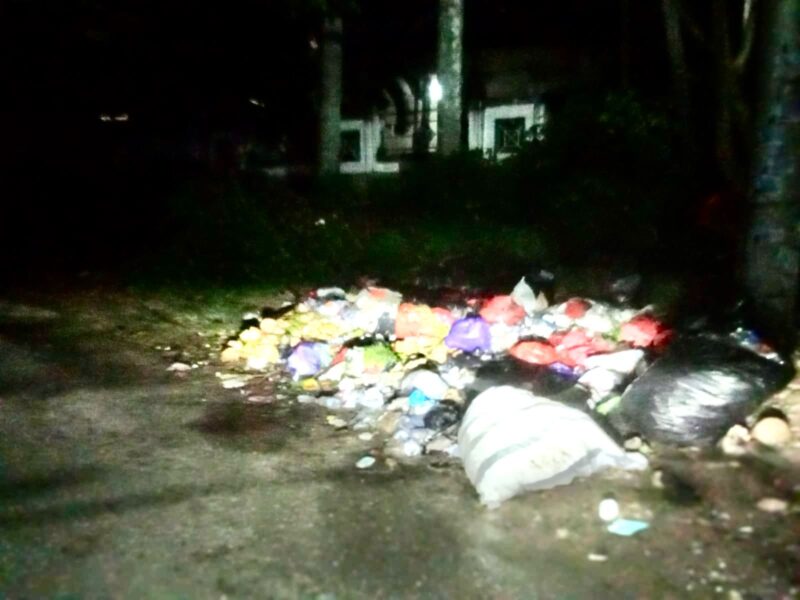 Tumpukan sampah tampa di Lokasi jalan Wolter Monginsidi,  foto di ambil pada hari Rabu, sekitar pukul 20.00 WITA