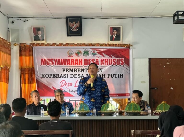 Plt. kadis koperasi dan UMKM kabupaten Pinrang Kent Mukti Ali, SE., M.Si didampingi kades leppangan Abbas paduai, SE membentuk koperasi Desa merah putih