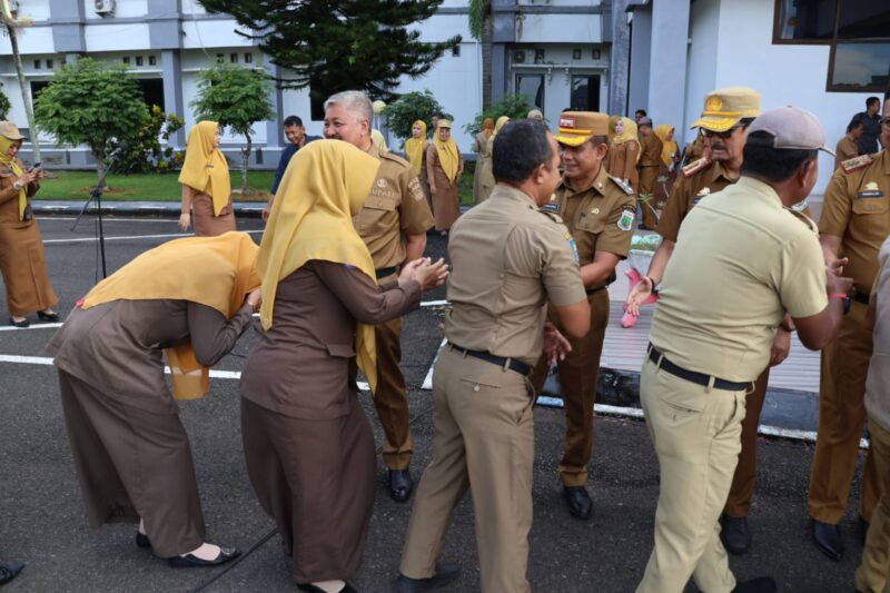 Bupati Pinrang H. A. Irwan Hamid, S.Sos, memimpin langsung apel gabungan di lanjutkan Halal Bihalal di halaman Kantor Bupati