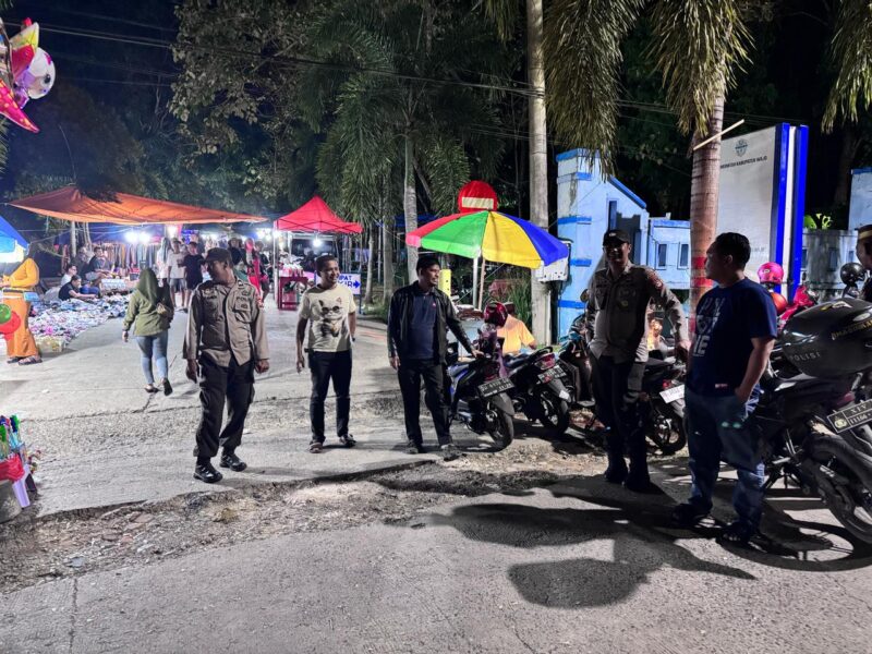 Kapolsek Tempe AKP Candra Said Nur dan Kanit Reskrim Polsek Tempe Ipda H. Abu bersama anggota melaksanakan kegiatan Patroli Biru di wilayah hukum Polsek Tempe pada Rabu malam (23/4/2025)