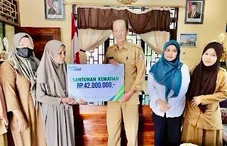 Herlina Akhli Waris menerima santunan dari  Kepala BPJS Ketenagakerjaan Cabang Wajo Arfian bersama  Kepala Desa Abbatireng  Kabupaten Wajo  H. Andi Sampewali dengan santunan Rp 42 Juta
