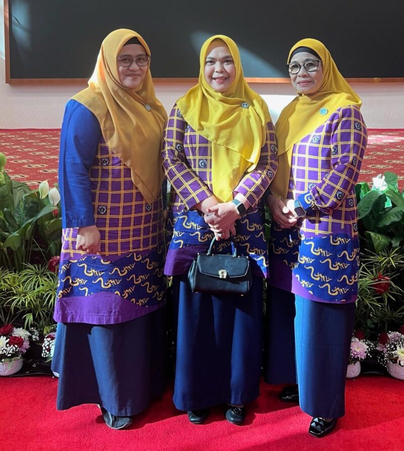 Di antara keceriaan anak-anak dan semangat yang tak pernah padam, Bunda PAUD Wajo, Hj. Fatmawati Andi Rosman, berpose hangat bersama Pengurus Pokja PAUD Kabupaten Wajo. Di sela riuh Gebyar PAUD Sulsel 2025, mereka adalah wajah-wajah penggerak harapan—yang menanam benih cinta belajar di ladang usia dini, demi tumbuhnya generasi yang cemerlang di masa depan