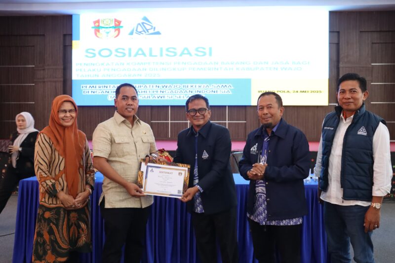Bupati Wajo, H.Andi Rosman menerima Sertifikat sebagai Key Note Speker pada Bimtek Pengagaan Barang dan Jasa Tahun 2025 dari Pengurus Ikatan Ahli Perencanaan Indonesia (IAPI) Sulawesi Selata