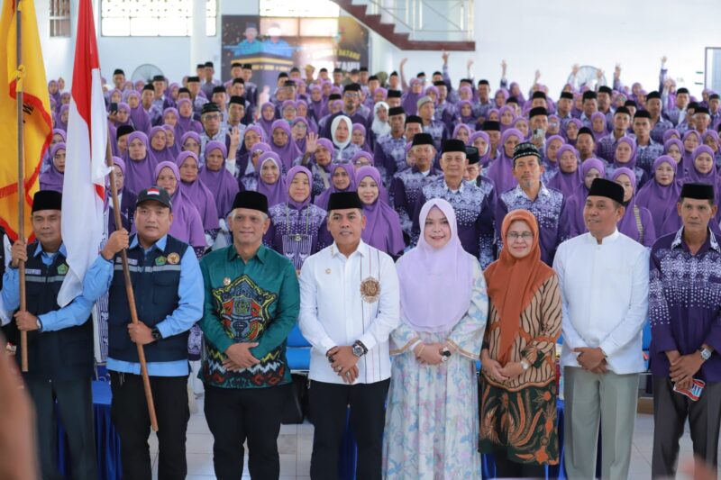 Bupati Wajo, H.Andi Rosman bersama Ibu Fatmawati AR, Wakil Bupati Wajo H.Baso Rakhmanuddin berpose bersama Calon Jemaah Haji Usai Pelepasan di Islamic Centre Kabupaten Wajo