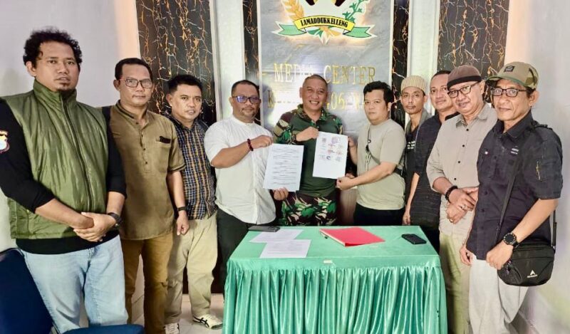 Dandim 1406/Wajo, Letkol Inf. Wahyu Yunus berfose bersama Jurnalis usai meresmikan Media Center Kodim 1406/ Wajo
