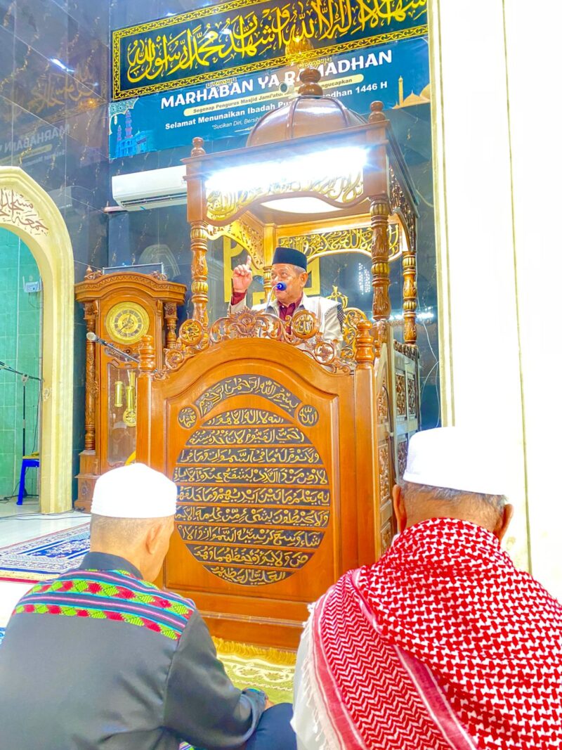 Gurutta Tahir Usman. Saat Khatib Jumat di Masjid Jami’atul Haeriyah Siwa 16 Mei 2025