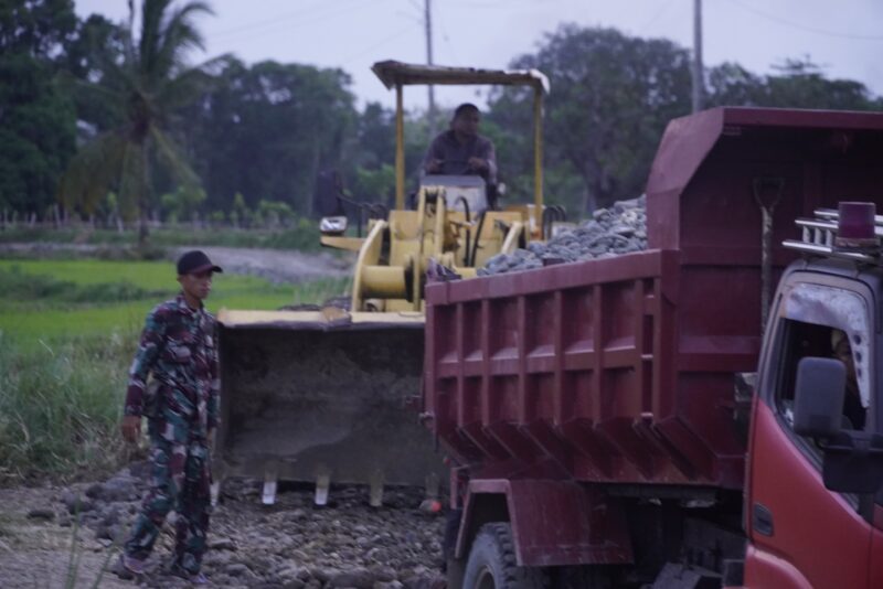 Sejak pagi, deru alat berat berpadu dengan semangat gotong royong. Kodim 1406/Wajo mempercepat distribusi sirtu di Desa Temmabarang. Bukan sekadar membangun jalan—ini tentang membuka jalan menuju masa depan
