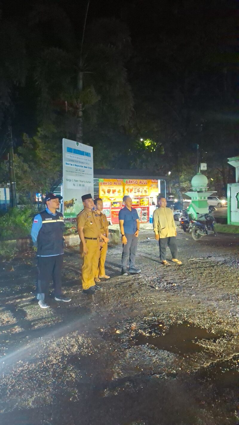 Di pinggir jalan, Bupati Wajo H. Andi Rosman menanti dengan doa—mengantar langkah suci warganya menuju Tanah Haram.