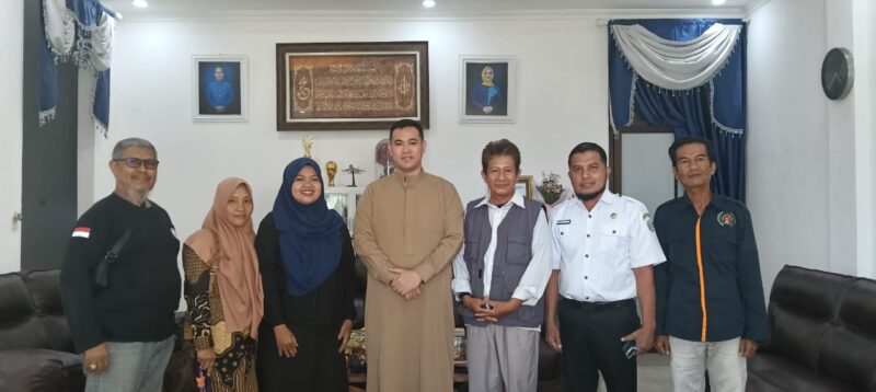 Bupati Pangkep DR. Muh. Yusran Lalo Gau (tengah) ketika menerima para calon ketua PWI dan panitia konferensi PWI Pangkep.