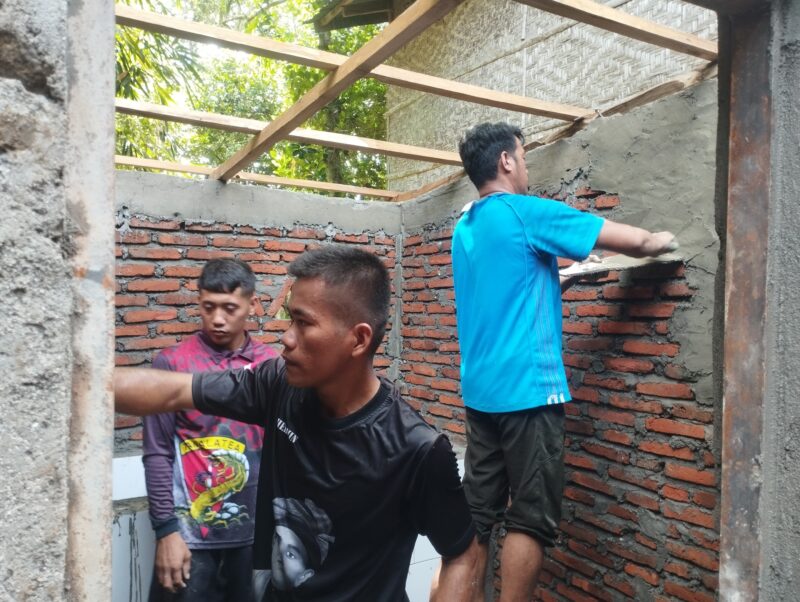 Kerja Bareng, Hidup Lebih Bersih
Prajurit TMMD 124 dan warga Temmabarang kompak bangun MCK. Biar mandi makin nyaman, hidup pun makin sehat!