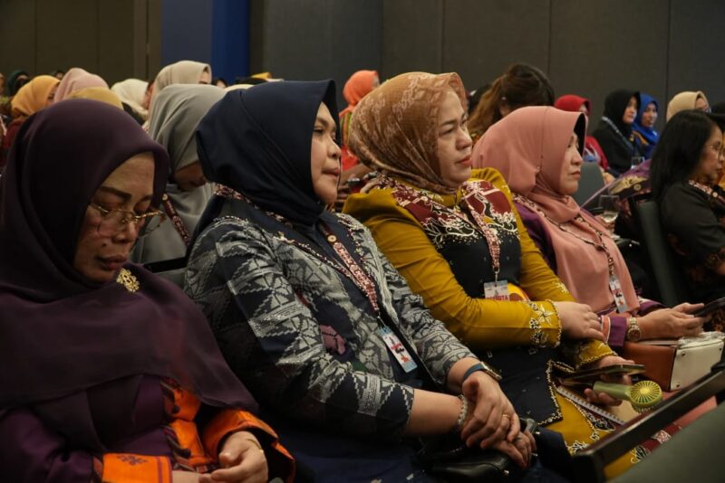 Ketua TP-PKK Wajo, Hj. Fatmawati Andi Rosman, menghadiri Women Programme dalam rangkaian Munas APKASI VI di Minahasa Utara. Forum ini menjadi ruang strategis untuk memperkuat peran perempuan dalam kewirausahaan dan pembangunan daerah