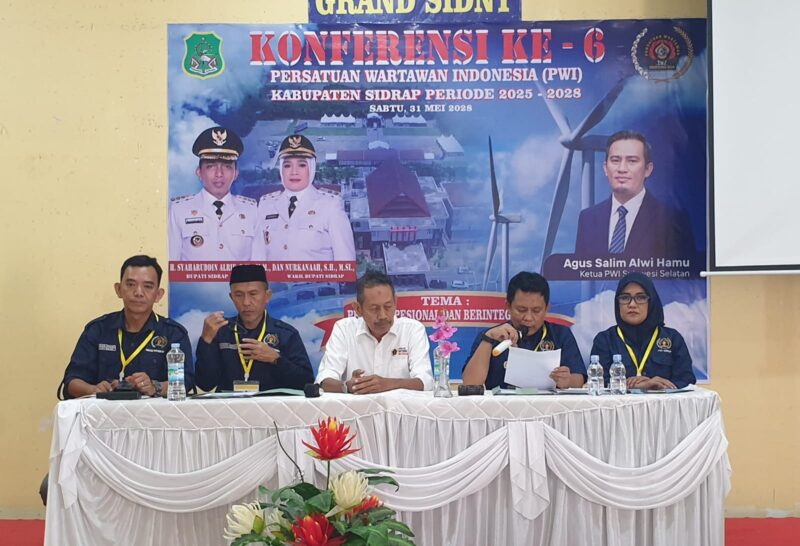 Peserta konferensi PWI Kabupaten Sidrap berfoto bersama dengan Wakil Bupati Sidrap, Nur Kana'ah, SH, MSi