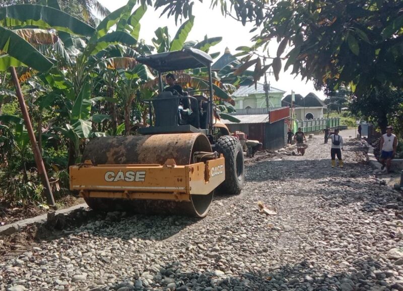 Jalan Kokoh untuk Desa Tangguh
Satgas TMMD ke-124 Kodim 1406/Wajo kerahkan Vibro Roller untuk mempercepat pemadatan jalan di Desa Temmabarang. Akses terbuka, harapan pun mengalir.(Foto: Pendim 1406)