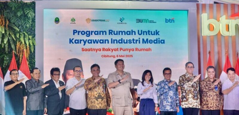 Menteri PKP Maruarar Sirait dan menteri Komdigi Meutya Hafid saat penyerahan secara simbolis Kunci rumah subsidi untuk wartawan yang dihadiri Ketua Umum PWI Pusat Hendry Ch Bangun