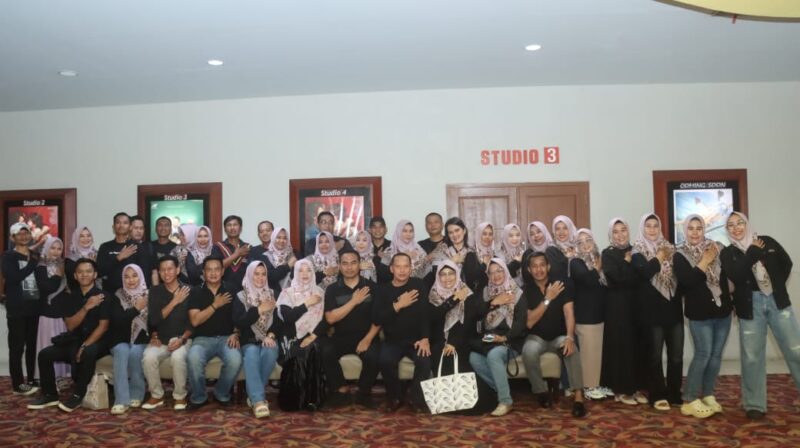 Kapolres Wajo AKBP Muhammad Rasyid Ridho bersama Wakapolres Wajo Kompol Hardjoko serta jajaran dan Anggota Bhayangkari berfoto bersama usai nontong bareng di Dakota Sinema Sallo Mall