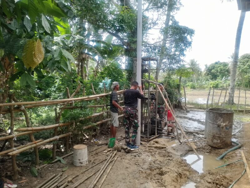 Prajurit TNI yang tergabung dalam Satgas TMMD Kodim 1406/Wajo sedang melakukan pekerjaan Sumur Bor di Dusun Tobulelle, Desa Temmabarang