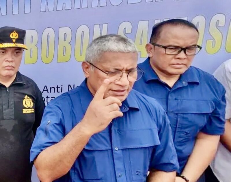 Kepala Badan Narkotika Nasional (BNN) Komjen Marthinus Huko memberikan keterangan kepada pers dalam deklarasi anti narkoba di Kampung Boncos, Palmerah, Jakarta Barat, Kamis 8 Mei 2025 ANTARA