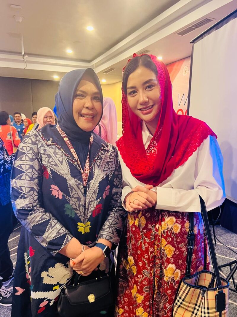 Belajar bukan soal siapa yang paling tahu, tapi siapa yang paling terbuka untuk tumbuh. Bersama Novita Hardini, istri Bupati Trenggalek, Hj. Fatmawati Andi Rosman berbagi inspirasi dan pengalaman di tengah hangatnya Women Program Munas APKASI