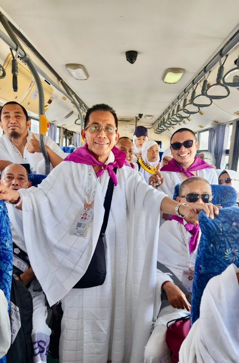 Rombongan kliter 3 Emberkasi Makassar Selawesi Selatan dalam perjalanan mengunakan bus menujuh Padang Arafah Rabu 4 Juni 2025