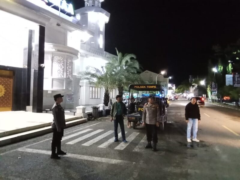 Langkah preventif Polres Wajo lewat Patroli Biru jadi tameng keamanan warga di jam-jam rawan. Saat masyarakat beristirahat, aparat berjaga