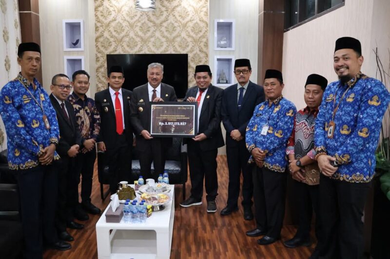 Ketua KPU Pinrang Muh. Ali Jodding menyerahkan secara simbolis sisa dana hibah pelaksanaan Pemilihan Umum Kepala Daerah (Pilkada) tahun 2024 kepada Bupati Pinrang Pinrang