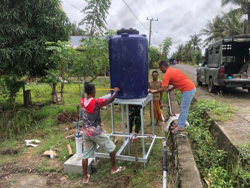 Pemasangan Tandon Air Bersih sebagai salah satu program fisik TMMD 124 di Desa Temmabarang