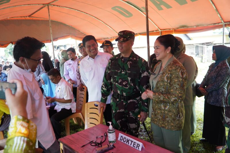 Danrem 141 Toddopuli Brigjen TNI Andre Clift Rumbayan bersama Ibu Yuli Rumbayan meninjau kegiatan Bakti Sosial dalam rangka penutupan TMMD 124 Kodim 1406/Wajo di Desa Temmabarang