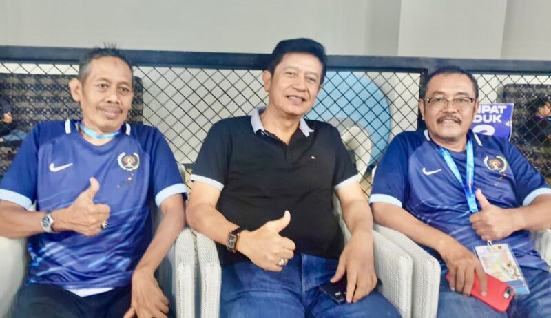 Ketua Bidang Organisasi PWI Puaat masa bakti 2018-2023, Zulkifli Gani Ottoh (tengah) yang diapit oleh Wakil Ketua Bidang Organisasi PWI  Provinsi Sulsel, Manaf Rachman dan Ketua PWI Wajo, H.Rukman Nawawi saat menghadiri acara pembukaan Porwanas di Banjarmasin