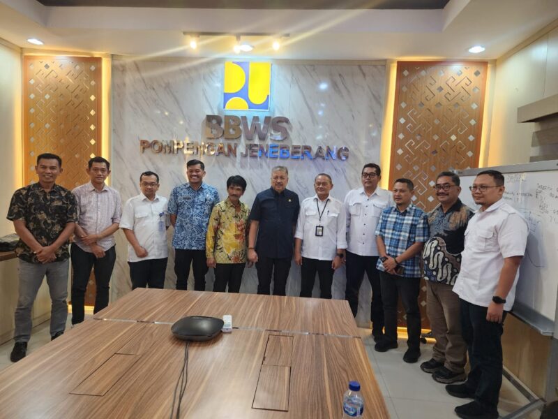 Terkait kantong lumpur Bendungan Benteng yang mengalami kerusakan, Bupati Pinrang dan wakil ketua DPRD Pinrang lakukan koordinasi di Balai Besar Wilayah Sungai Pompengan