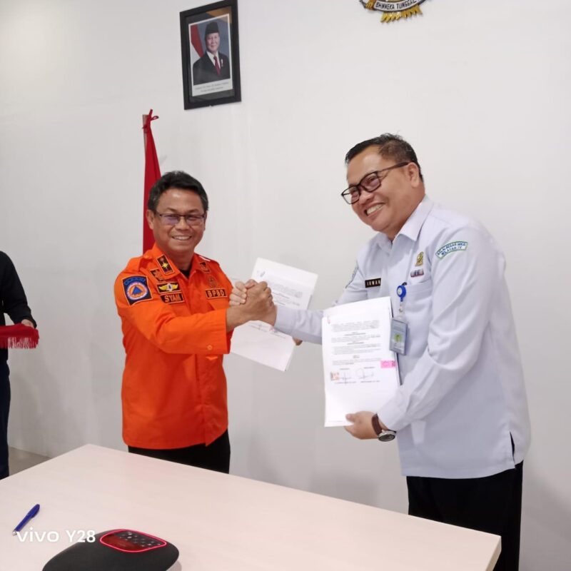 Kalaksa BPBD Kabupaten Wajo, Syamsul Bahri bersama Kepala BBMKG Wilayah IV Makassar Irwan Slamet usai penandatanganan MoU. Langkah ini disebut sebagai upaya strategis Pemkab Wajo dalam memperkuat mitigasi bencana berbasis data dan ilmu pengetahuan