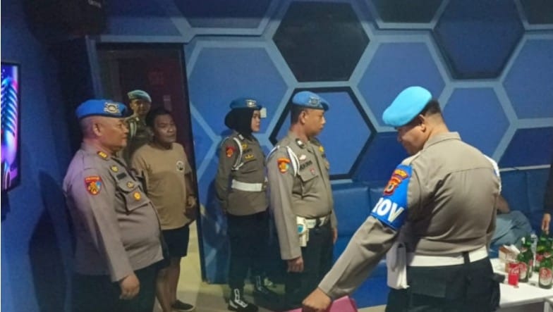 Personil Propam Polres Wajo dalam Operasi Gaktiblin di salah satu THM di Kota Sengkang