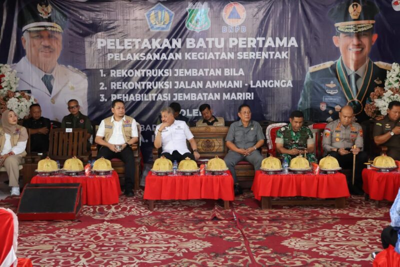 Bupati Pinrang didampingi Direktur Perencanaan Rehabilitasi dan Rekonstruksi BNPB RI, Kepala Pelaksana BPBD Provinsi Sulsel, ketua DPRD serta Unsur Forkopimda hadiri peletakan batu pertama pelaksanaan kegiatan serentak rekonstruksi jalan dan jembatan di Pinrang