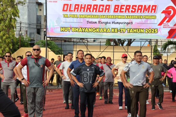 Wabup Pinrang didampingi Kapolres Pinrang, serta Dandim 1404 Pinrang 
Senam bersama yang melibatkan jajaran Kepolisian Resor Pinrang, personel TNI, Bhayangkari, dan unsur Forkopimda Kabupaten Pinrang. Dalam rangka HUT Bhayangkara ke-79