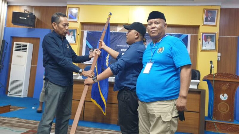 Usai terpilih, Wakil Ketua Bidang Organisasi  PWI Sulsel, H.Manaf Rachman menyerahkan pataka (bendera) PWI kepada ketua PWI Pinrang terpilih, Muh.Nur dari Parepos