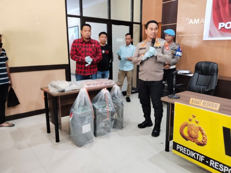 Kapolres Wajo, AKBP Mohammad Rosid Ridho didampingi Kasat Reskrim Polres Wajo, IPTU Fahrul memberikan penjelasan terkait kasus Pembobolon ATM Bank Sulselbar