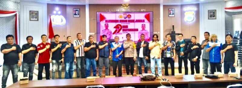 Foto bersama Kapolres Soppeng AKBP Aditya Pradana S,IK M.IK dengan Jurnalis usai memberikan paket di Kabupaten Soppeng Sulawesi Selatan