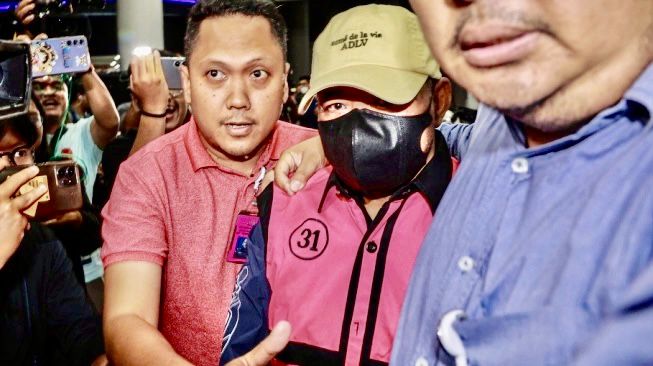 Hakim PN Pusat Djuyamto ditahan. Kejari Jakpus segera menyusun surat dakwaan terhadap enam tersangka suap terkait vonis lepas atau ontslag terdakwa korupsi ekspor minyak sawit mentah (CPO) di Pengadilan Tipikor Jakarta Pusat. (Antara)