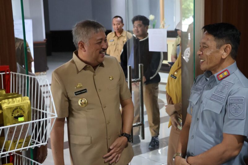 Kepala Kantor Wilayah Kementerian Hukum dan HAM Provinsi Sulawesi Selatan, Andi Basmal, S.Sos., S.H., M.H., berkesempatan berkunjung ke Kabupaten Pinrang,  di sambut Bupati Pinrang H. Andi Irwan Hamid