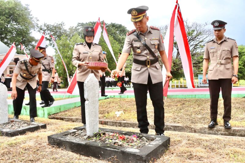 Kapolres Soppeng AKBP Aditya Pradana S,IK M,IK  ziarah di Taman Makam Pahlawan (TMP )Salotungo Kelurahan Lalabatarilau, Senin 23 Juni 2025