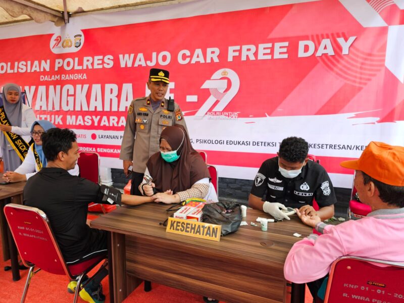 Bersama, Tanpa Sekat – Bukan lewat sirene atau tilang, polisi menyapa warga dalam balutan pelayanan. Di tengah langkah santai Car Free Day, wajah Polri hadir dengan senyum dan pengabdian