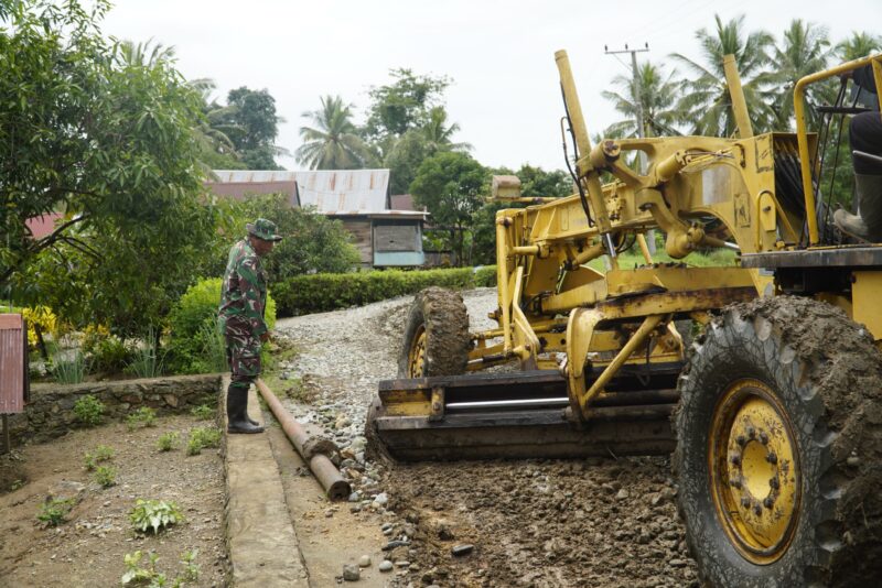 Suara grader mengoyak sepi Desa Temmabarang, mengiringi langkah prajurit TMMD yang tak kenal libur demi membuka jalan masa depan bagi warga