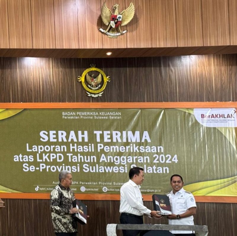 Penyerahan serah terima LHP  oleh Kepala BPK Perwakilan Provinsi Sulawesi Selatan, Winner Franky Halomoan Manalu, kepada Bupati Wajo, H. Andi Rosman, di Kantor BPK RI Perwakilan Sulsel, Makassar, Rabu, 4 Juni 2025