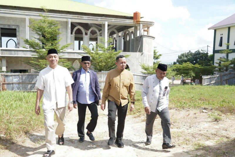 Panitia pusat dan lokal MQK meninjau kesiapan lokasi di Pesantren As’adiyah Sengkang, Jumat (25/7/2025). Gelaran MQK akan melibatkan peserta dari seluruh Indonesia dan Asia Tenggara.”