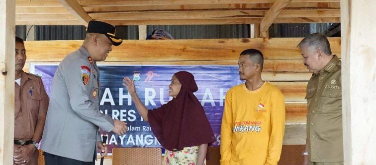 Kapolres Pinrang AKBP Edy Sabhara Mangga Barani, S.I.K di dampingi Bupati Pinrang Andi Irwan Hamid menerima Ucapan terimakasih dari warga yang menjadi sasaran bedah Rumah