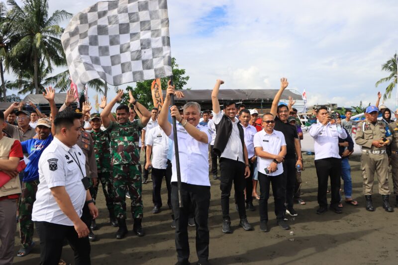Bupati Pinrang H.A. Irwan Hamid, S.Sos membuka dan melepas secara langsung lomba Katinting Race yang digelar di Pantai Harapan Pajalele, Desa Binanga Karaeng, Kecamatan Lembang